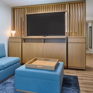 Diamond Head Junior Suite One King Bed Ocean Front